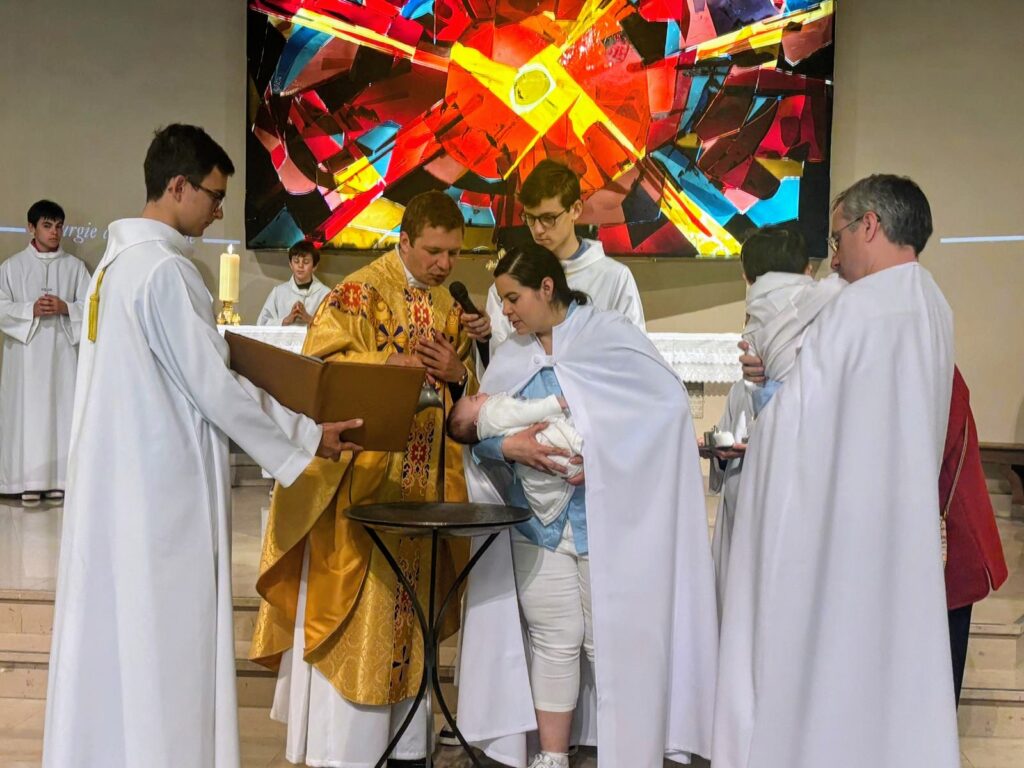 ascension2026 baptême bébé porté par la mère