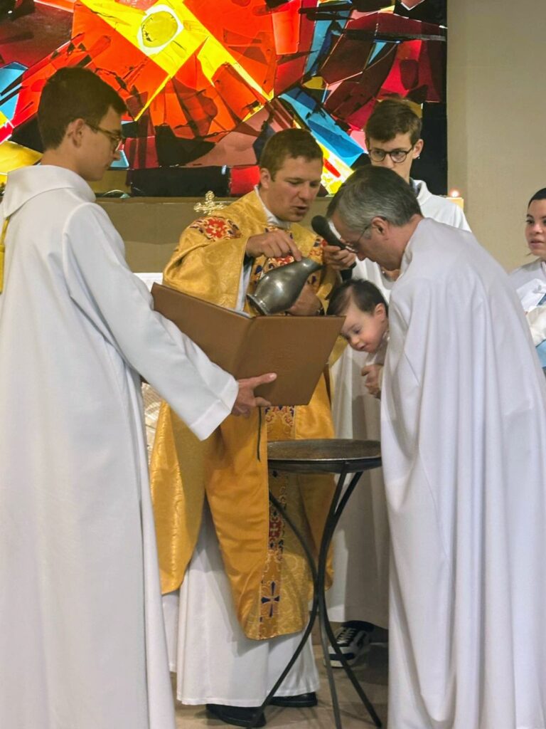 ascension2026 baptême bébé porté par le père